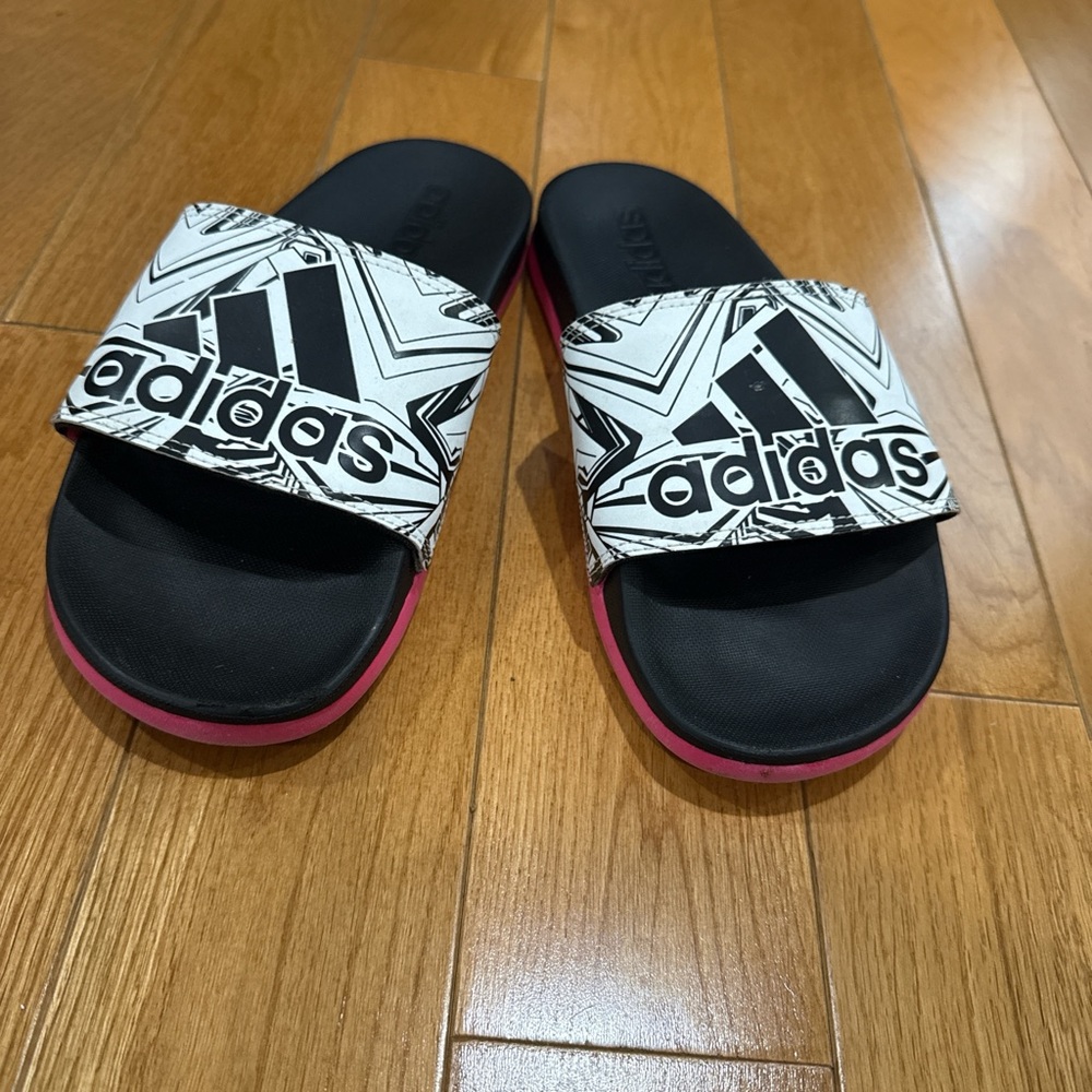 Black and white and pink sz 5 Adidas slides #AdidasSlides